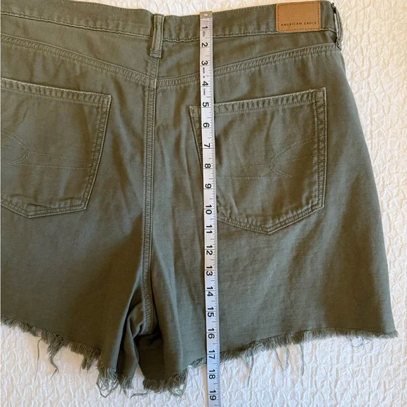 American Eagle High-Rise Distressed Shorts – Size 14 - Picture 11 of 14